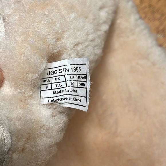 UGGS - Picture 4 of 6